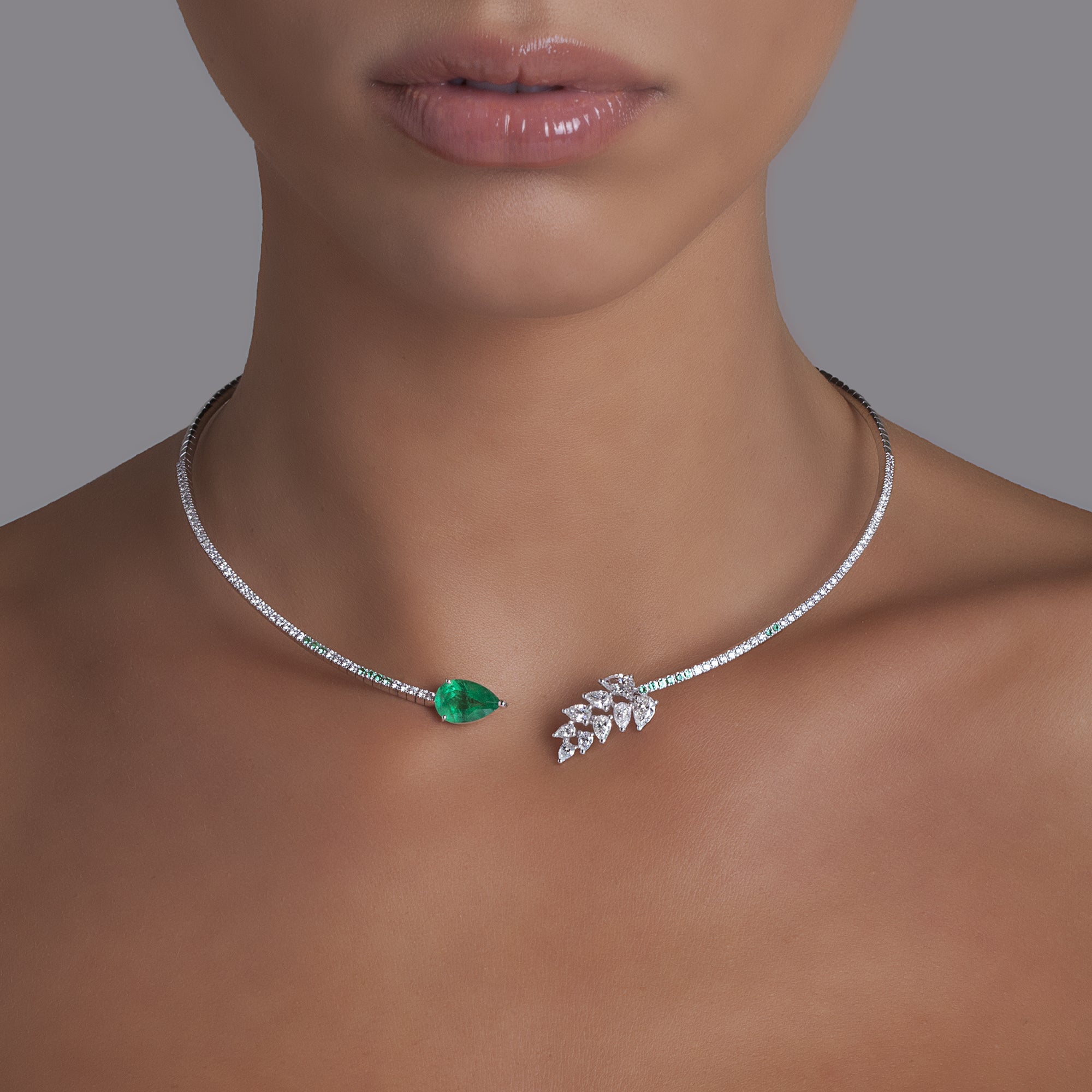 Essenza White Gold Necklace With Emeralds Diamonds