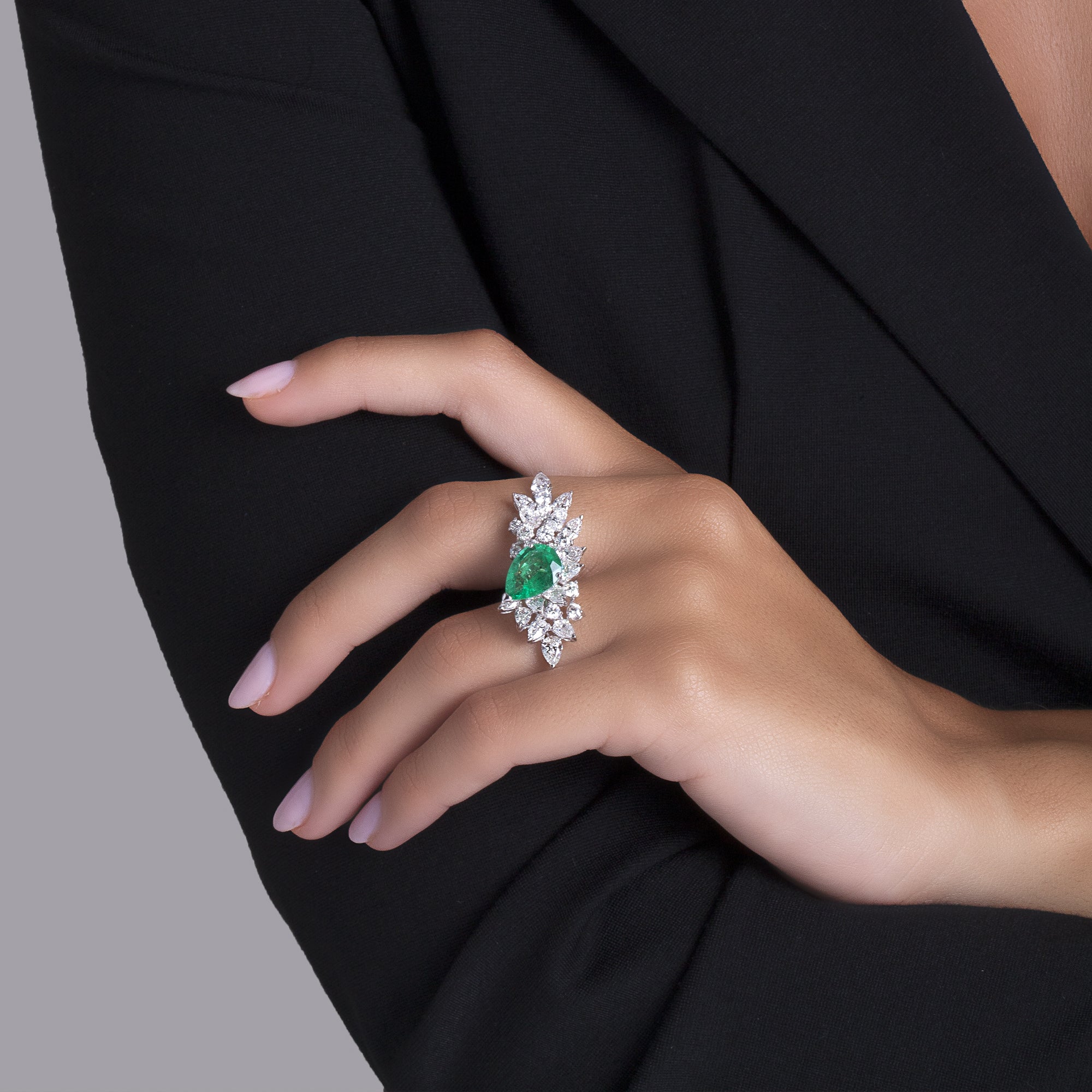 Essenza White Gold Double Ring With Diamonds Emerald